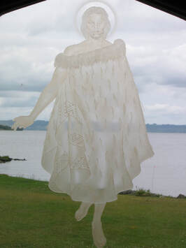 Billede af glasmosaik af Jesus i maoridragt