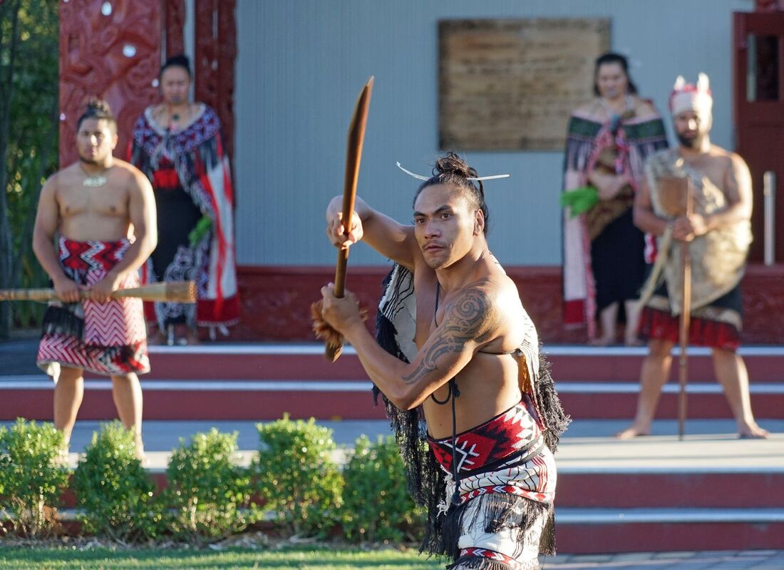 Billede af maorier i velkomstcerimoni