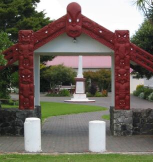 Billede af indgang til maori forsamlingshus