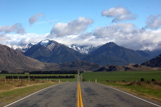 Billede af landevej i bjerglandskab i New Zealand